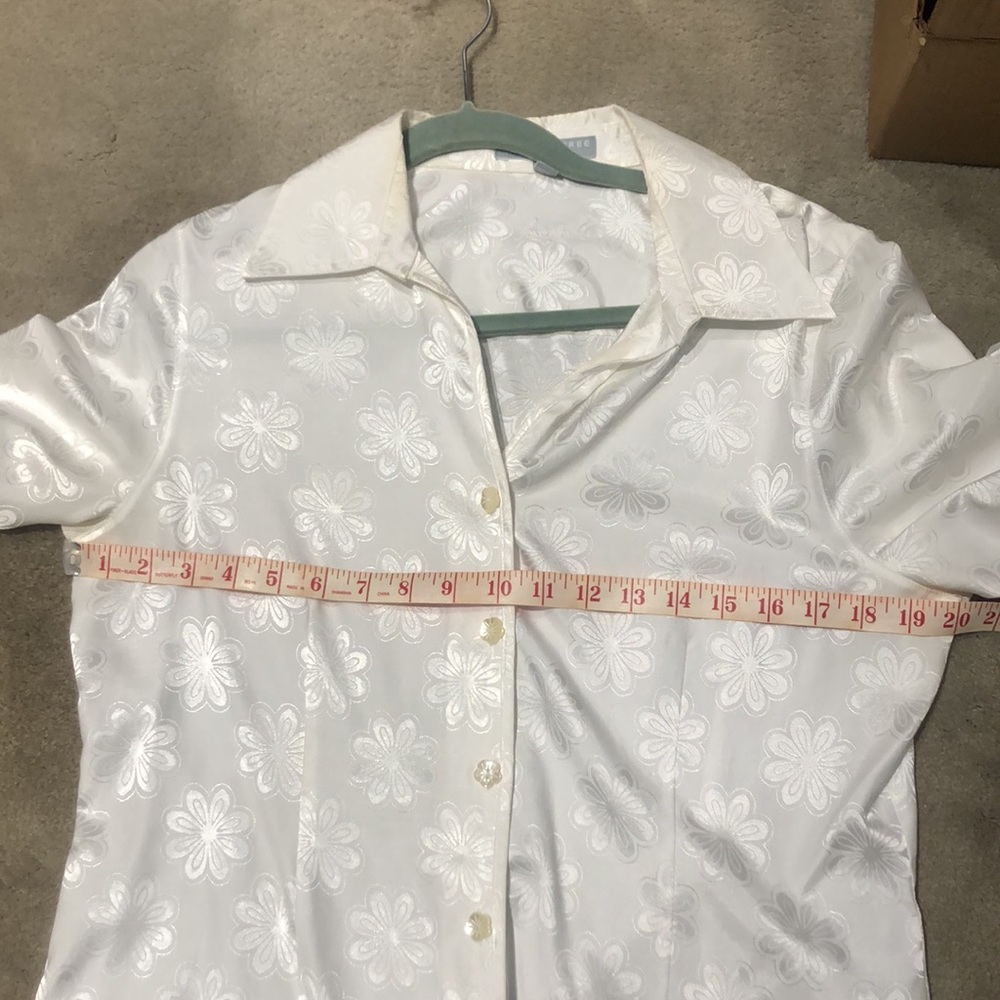 Foxcroft  blouse with flowers looks like silk. - Picture 5 of 7